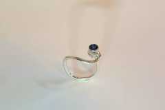 Zilveren ring met synthetische saffier.
